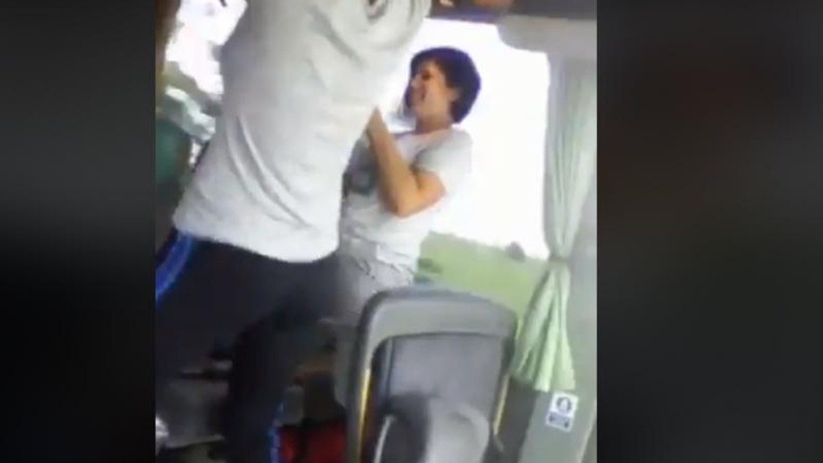 Un șofer de microbuz a filmat în timp ce conducea o petrecere pe manele.