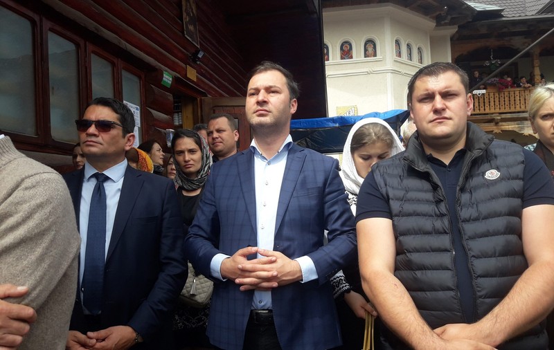 Slujbă cu peste 1.500 de pelerini la o mănăstire din Neamţ. Prefectul a asistat la procesiune, dar a ignorat regulile de distanțare
