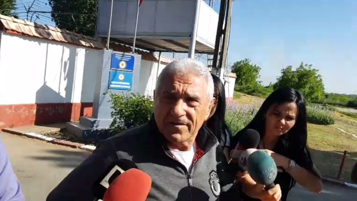 Ioan Becali se ruga în fiecare seară în puşcărie! Afaceristul a fost eliberat condiţionat de la "Jilava" după ce judecătorii Tribunalului ialomiţa au decis, miercuri, să respingă contestaţia DNA la cererea de eliberare condiţionată a impresarului.