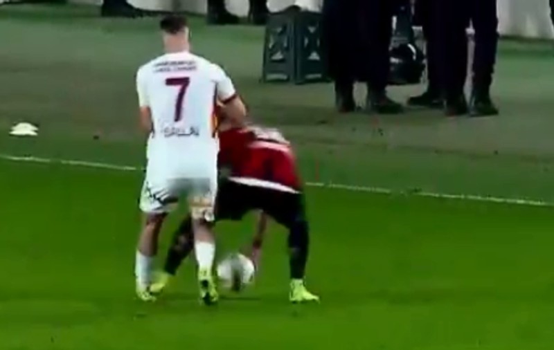 Momentul în care Deian Sorescu îl atacă brutal pe maghiarul Roland Sallai, în meciul Gaziantep – Galatasaray: „Putea să-i rupă glezna” | VIDEO