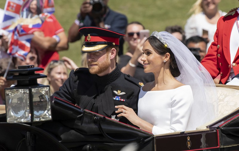 Regina a pus piciorul în prag chiar înainte de nuntă. Ce i-a spus prințului Harry despre Meghan Markle