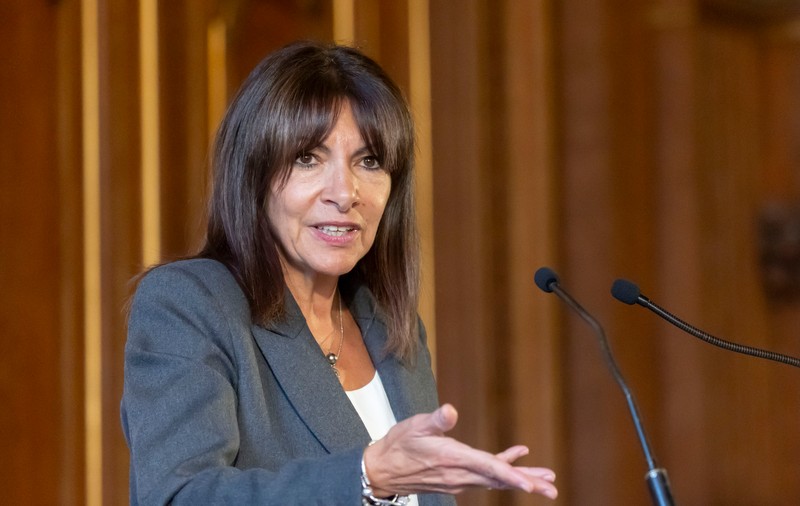 „O canalizare mondială”. Primarul Parisului renunță la rețeaua X, acuzând că platforma a devenit o „armă de distrugere în masă a democrației”