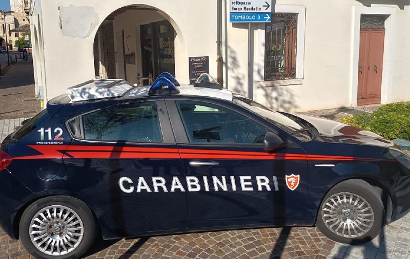 Trei români s-au cazat la un hotel, au pretins că-l cumpără, apoi au cerut 15.000 de euro „despăgubire”, în Italia
