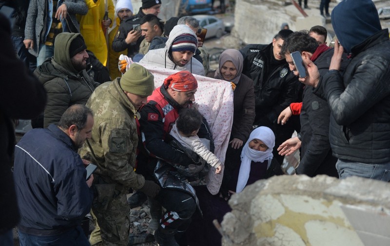 Cursă contra cronometru pentru salvarea oamenilor de sub dărâmături în Turcia și Siria. Șansele de supraviețuire scad și din cauza frigului