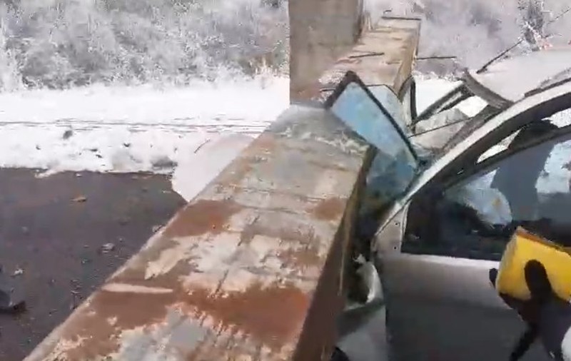 O femeie a murit după ce un limitator de înălțime lovit de un camion a căzut peste mașina ei, în Olt