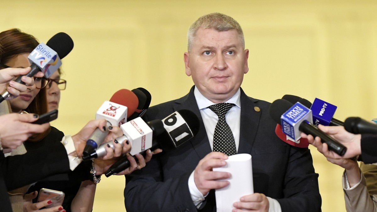 Liderul deputatilor PNL, Florin Roman (C), sustine o declaratie de presa, dupa ce a participat la sedinta de plen a Camerei Deputatilor, la Palatul Parlamentului din Bucuresti, marti, 28 ianuarie 2020.Pensiile speciale pentru mai multe categorii urmeaza sa fie eliminate, dupa ce Camera Deputatilor a adoptat, marti, un proiect de lege in acest sens. ANDREEA ALEXANDRU / MEDIAFAX FOTO
