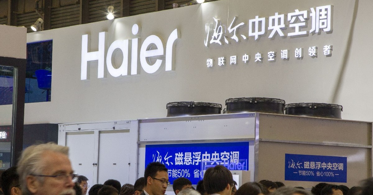 Un aparat de aer condiționat central Haier este expus în timpul unei expoziții din Shanghai, China, 10 aprilie 2019.