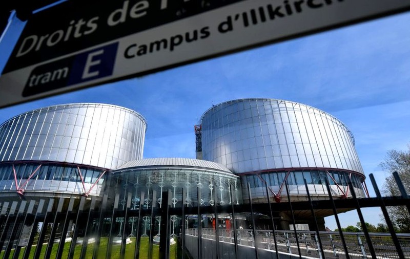 Un român amendat pentru un protest a dat în judecată România la CEDO. Câți bani va primi de la Guvern