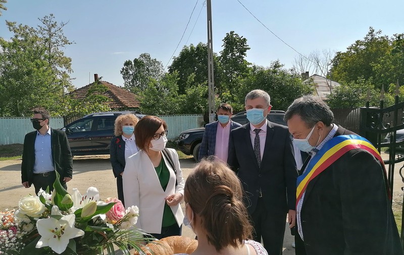 Primită cu pâine și sare la maratonul vaccinării dintr-un sat vasluian, Ioana Mihăilă îl laudă pe primarul PSD: „A reușit să mobilizeze cetățenii”