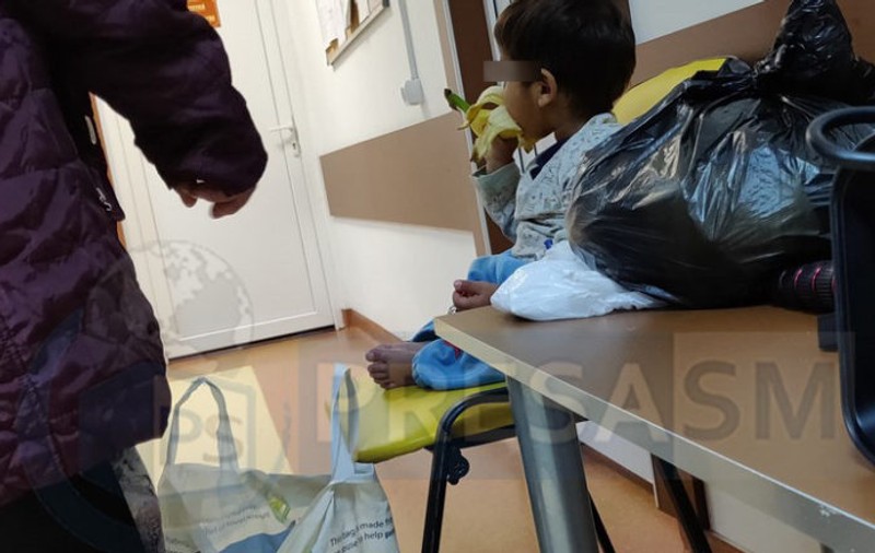 Copilaș flămând și desculț, abandonat de mamă în Spitalul din Satu Mare. Ce a făcut tânăra de 19 ani în tot acest timp