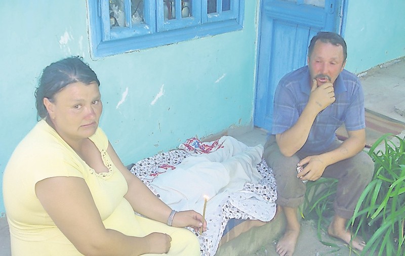 Bunicul fetiţei din Vaslui ucise de alcool:«Îi mai astâmpăram setea nepoatei cu vin»