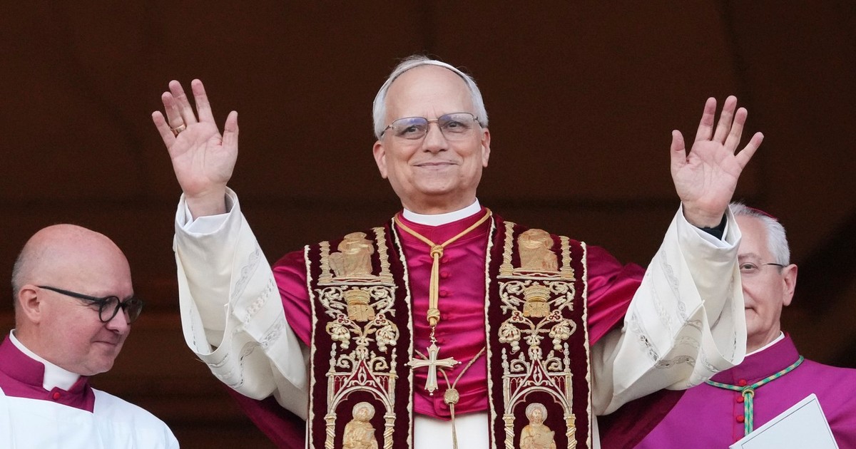 Papa Leon al XIV-lea salută mulțimea în prima sa apariție Foto: Profimedia
