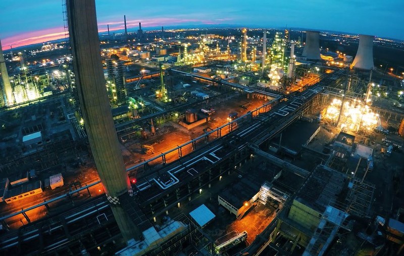Un angajat de la Rafinăria Petrobrazi a supraviețuit după ce a căzut într-un reactor industrial. Salvatorii l-au scos la suprafață în șapte ore