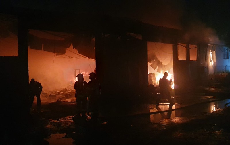 Incendiu în București, la un depozit de mase plastice din sectorul 6. Intervin pompierii