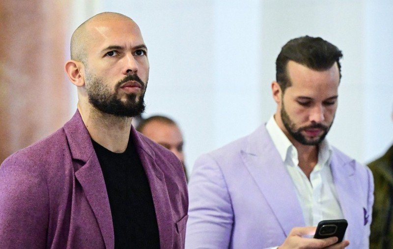 Marea Britanie îi pune oficial sub acuzare pe frații Tate pentru noi fapte de viol și pornografie infantilă. Justiția din România i-a lăsat liberi