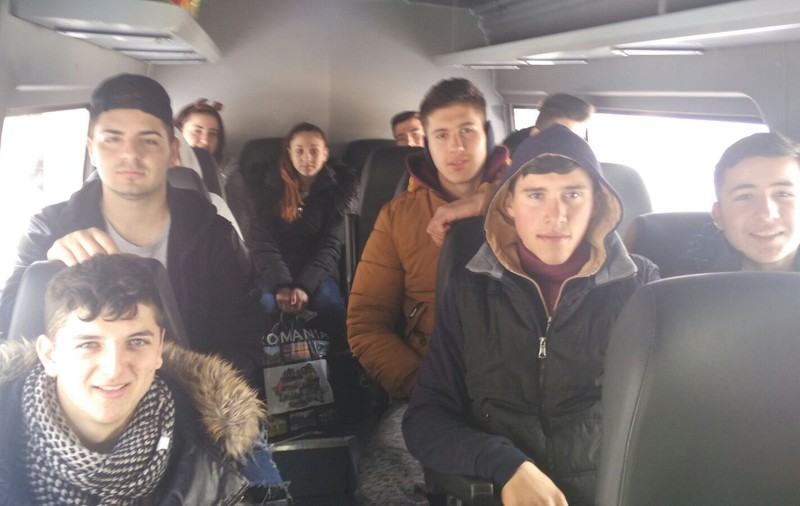 Liceenii care stau în localități unde se ajunge greu, luați de la internat și duși acasă de echipaje ISU/FOTO