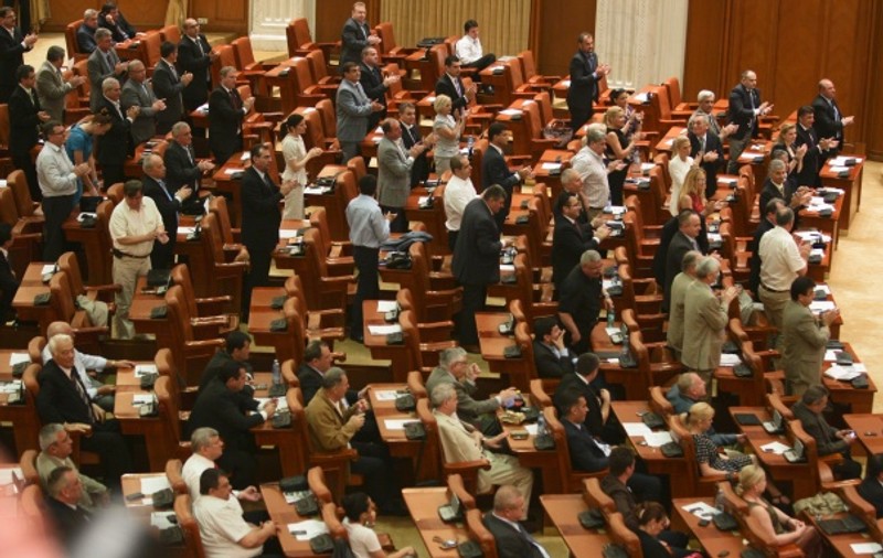 UPDATE. Universităţile vor putea acorda, din venituri proprii, un spor de performanţă de 10% - legea salarizării unitare