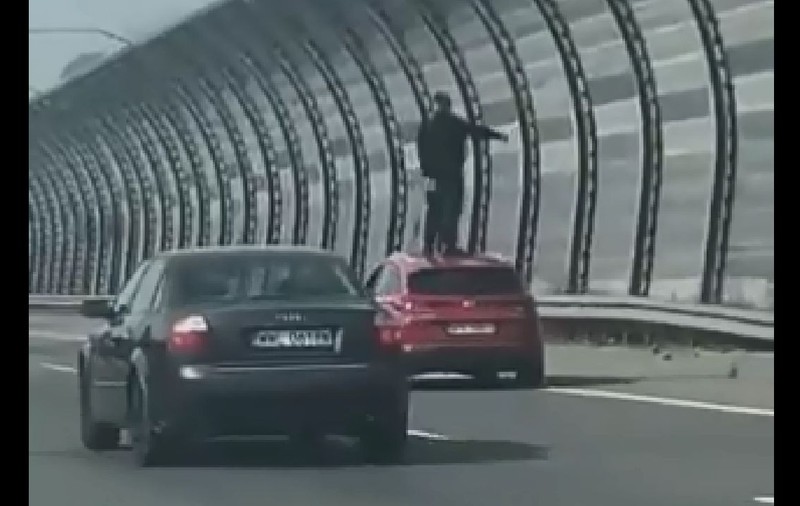 Un șofer s-a urcat în mers pe plafonul mașinii, a făcut accident, s-a dezbrăcat și a fugit pe jos, pe autostradă, la Varșovia | VIDEO