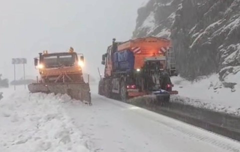 Ninge viscolit pe Transfăgărășan, iar drumarii intervin cu utilaje și peste 5 tone de sare spre Bâlea Lac. Sursă foto: Meteoplus / Facebook