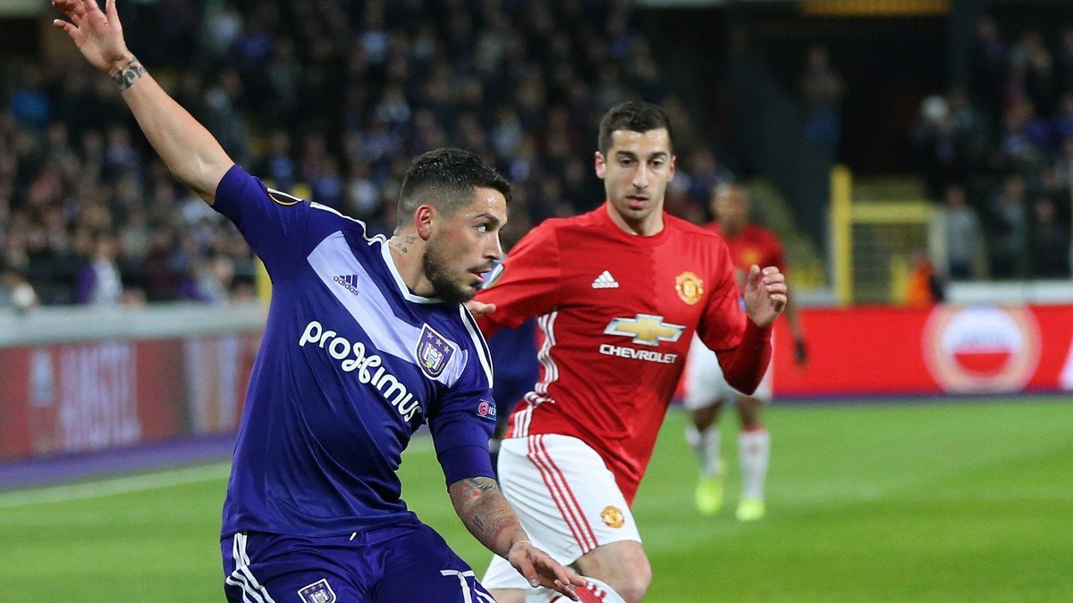 Nicolae Stanciu, încercând să centreze de lângă Mkhitaryan, mijlocașul lui Manchester United. (FOTO: HEPTA)