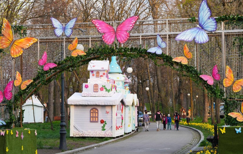 Cum arată Târgul de Paște de la Craiova: primele imagini din Parcul Romanescu. Deschidere, amânată din cauza ploilor