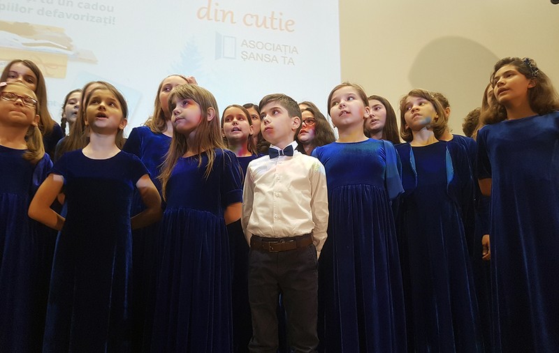 Copiii cântă pentru copii | Elevi din școlile bucureștene și din centrele de plasament și-au unit vocile într-un concert caritabil