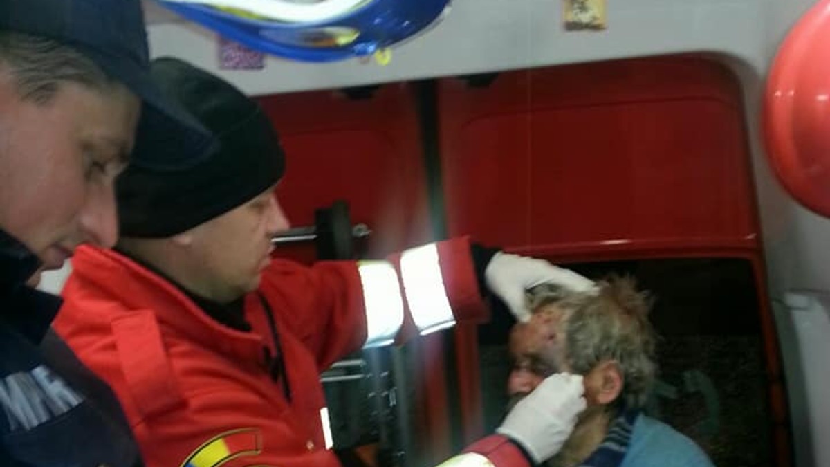 Bătrân salvat de jandarmii montani, după ce a căzut într-o prăpastie, lângă Zărneşti