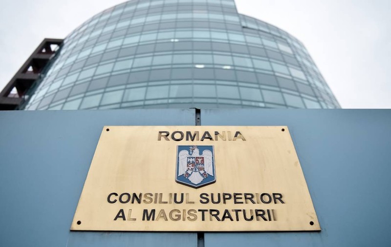 CSM îl contrazice pe premierul Bolojan în privința vârstei medii de pensionare a judecătorilor: „Scopul e dezinformarea societăţii şi ostilizarea acesteia”