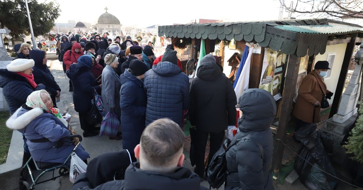 Coada de sute de oameni la mormântul preotului legionar Ilie Lăcătușu, 9 februarie 2025
