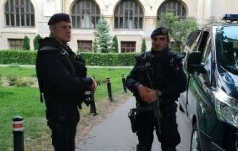 Jandarmi înarmați la protestele din Piața Victoriei. ”Este vorba de o structură antiteroristă”, explică șefii Jandarmeriei