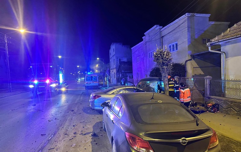 Un șofer de 19 care făcea „liniuțe” cu o decapotabilă a intrat pe contrasens și a ucis o mamă a doi copii mici, la Câmpia Turzii