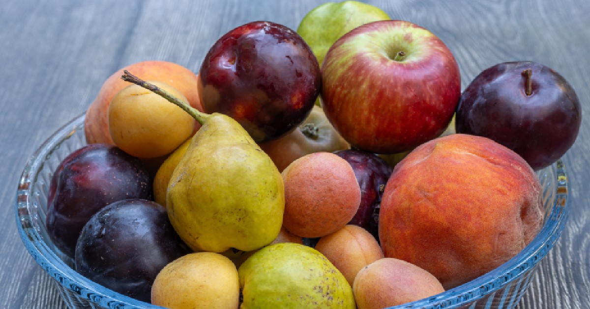 Bol cu fructe. Conține: mere, pere, piersici, prune etc