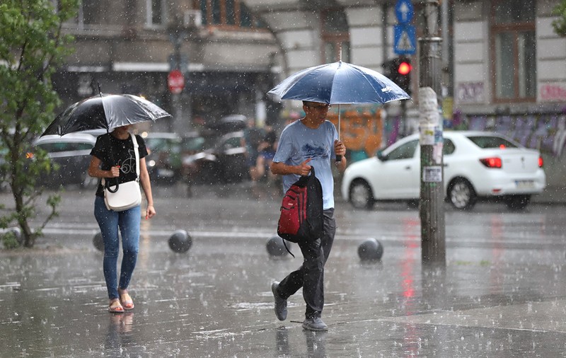 România, împărțită între vijelii și caniculă. Ploi și grindină în 11 județe, căldura persistă în aproape toată țara