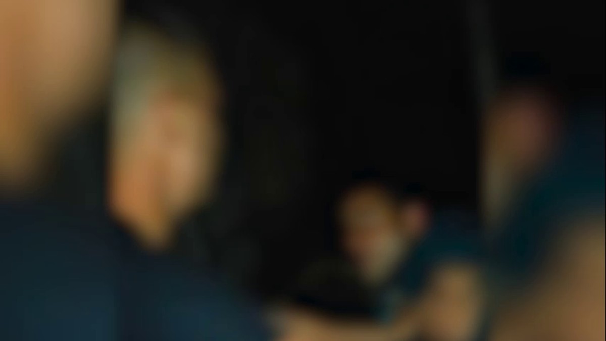 Un tânăr a bătut cu sălbăticie un om al străzii ca să-și sperie fosta iubită. Individul a înregistrat tot și i-a trimis fetei filmarea