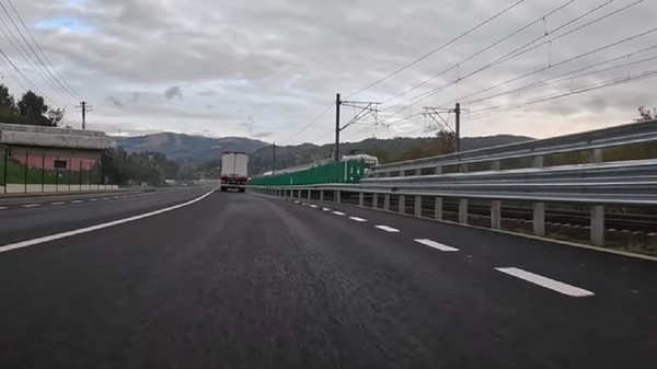 Vehicul care circulă pe Centura Comarnic