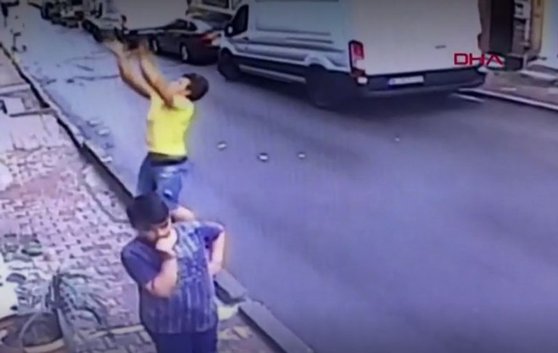 Un adolescent de 17 ani a salvat în ultima secundă o fetiță care a căzut de la etajul doi | VIDEO