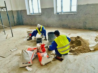 Muncitori indieni lucreaza la reabilitarea Colegiului Mihai Eminescu din Buzău