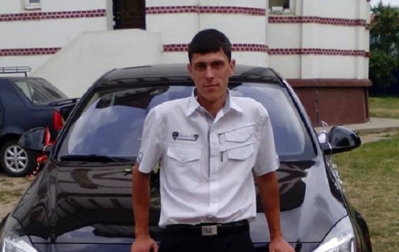 În comă după ce l-a lovit în cap un cauciuc