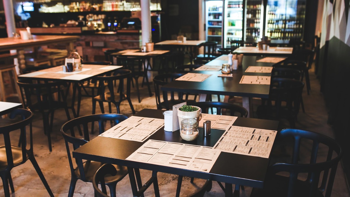 Dragoș Petrescu, proprietarul City Grill: Restaurantele vor putea fi deschise de vinerea viitoare, o decizie se va putea lua miercuri. Interior de restaurant, cu mesele distanțate