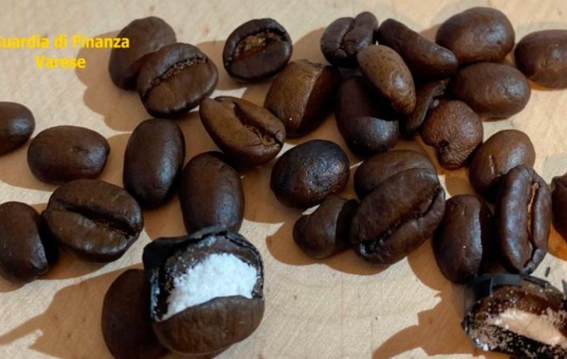 Poliţia din Italia a descoperit peste 100 de grame de cocaină ascunse în boabe de cafea. Detaliul inedit care i-a dat de gol pe traficanţi