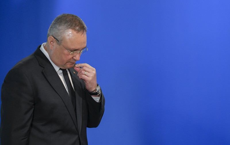 „Trădătorule! Ne bagi în război!”. Nicolae Ciucă, admonestat de către un bărbat în timp ce mergea, pe jos, alături de liderii PNL, spre sediul Guvernului