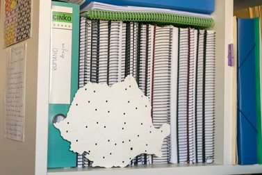 Detaliu din biblioteca Oanei în casa ei din Peligros, Spania