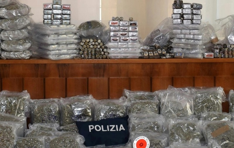 În garajul unui român ajuns de o lună în Italia s-au găsit droguri în valoare de 2,5 milioane de euro. Mama lui îi ia apărarea