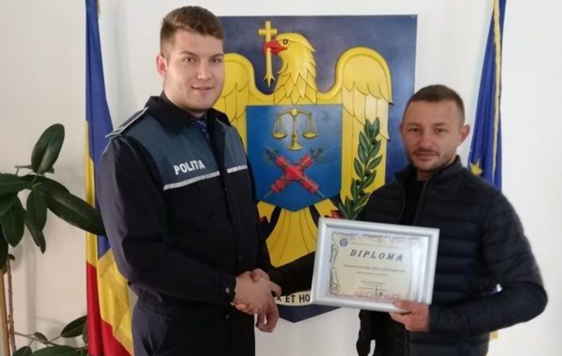 Un tânăr a fost lăudat de poliție după ce a înapoiat o sumă mare de bani găsită într-un bancomat din Alba Iulia