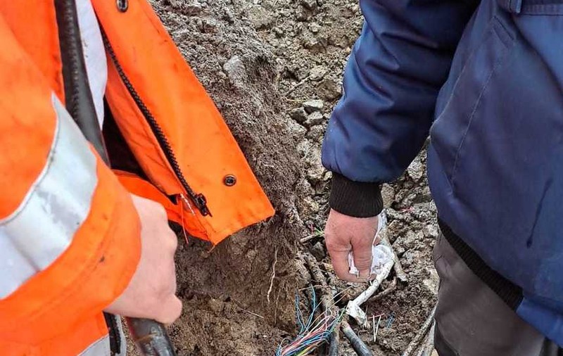Întârzieri la trenurile pe ruta Constanța – București, după ce angajații Primăriei Valu lui Traian au rupt cablurile feroviare