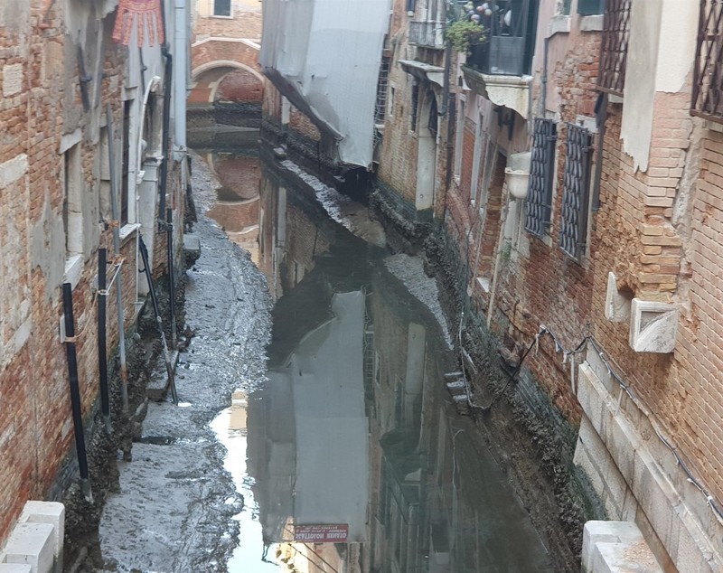 Veneția, în noroi, după ce faimoasele canale au secat din cauza mareei joase