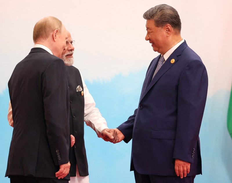 Putin și Modi, surprinși ținându-se de mână la summit, în timp ce Xi acuză Occidentul de „bullying”