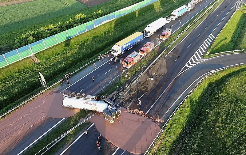 Un camion încărcat cu ciocolată lichidă s-a răsturnat pe o autostrada în Polonia