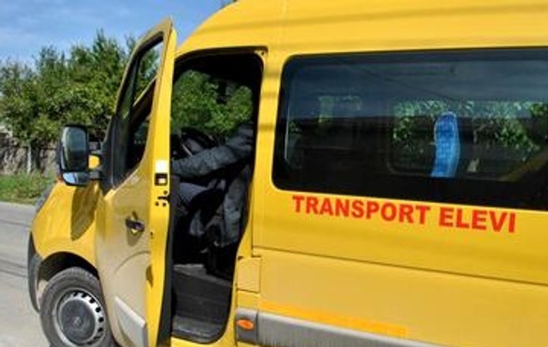 Bărbat înarmat cu toporul, în microbuzul elevilor din Bistrița- Năsăud. Acesta i-ar fi amenințat pe copii cu securea