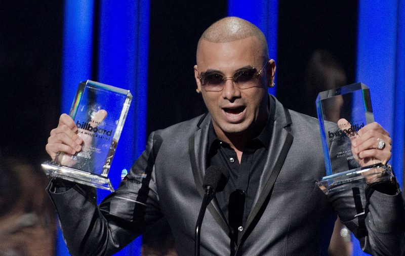 Rapper-ul Wisin a căzut într-o gaură pe scenă la concertul pe care l-a susținut în Texas. A fost internat la spital | VIDEO
